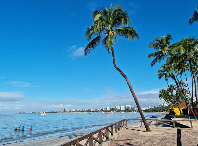 Vista Mar na Pajuçara: Amplo 2Q com Piscina